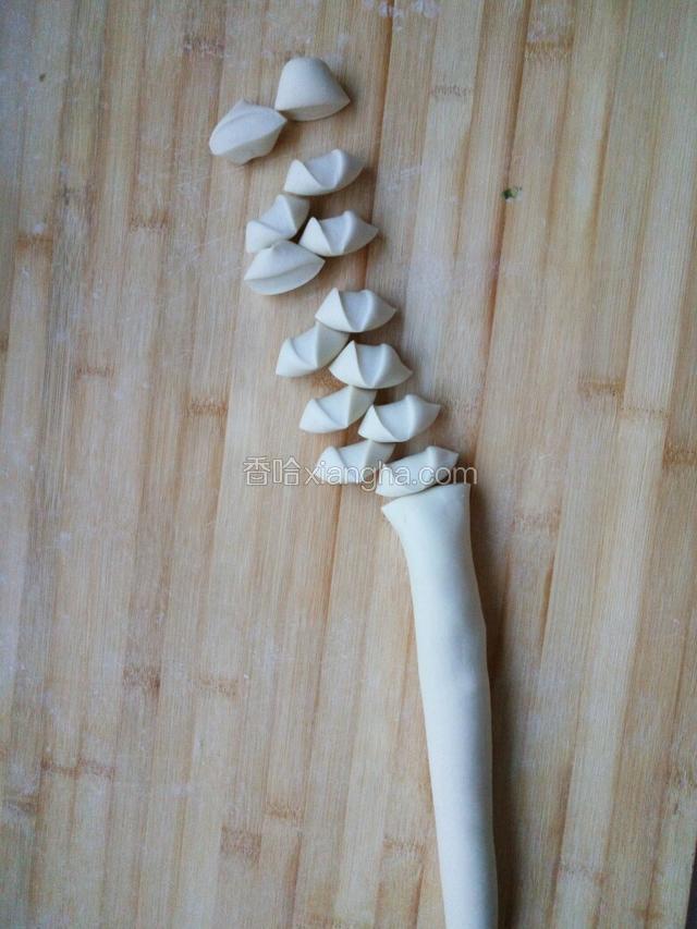 把醒的面拿出来揉光滑，然后揉成长条切成适当大小的面块