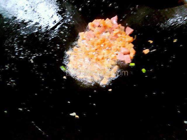 热锅加食用油加红萝卜炒香