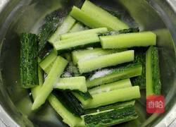 糖醋黄瓜条的做法图解3