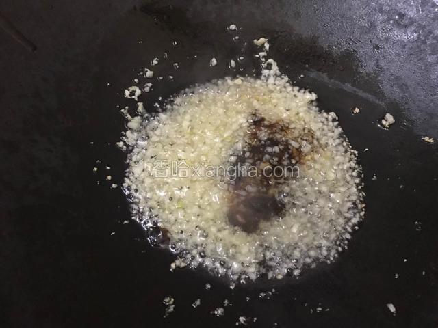 锅中放入一小勺油，小火煸至表面金黄，下入蚝油翻炒均匀关火