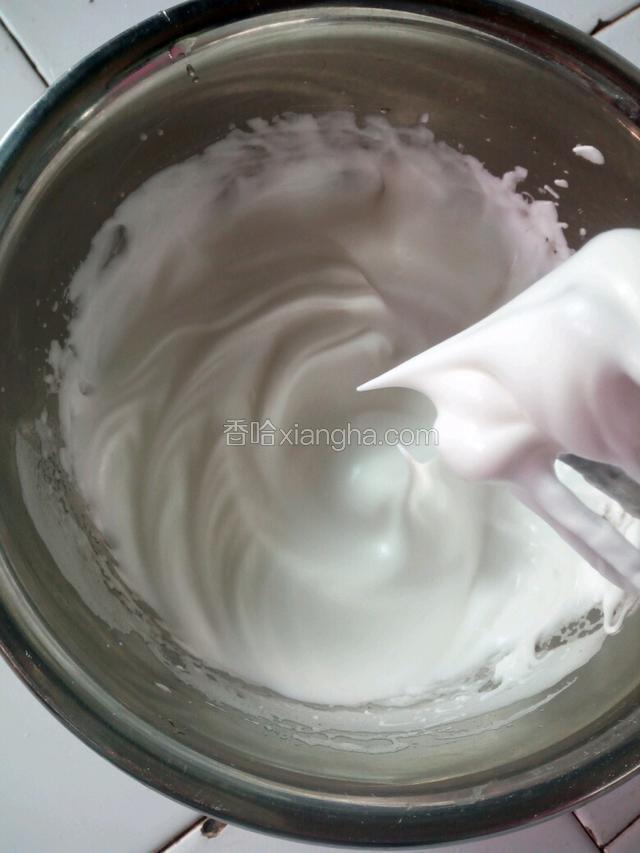 蛋清先加3滴柠檬汁和三分之一打发出现鱼眼泡泡，再加三分之一打发到酸奶般浓稠，接着再加最后的细砂糖打发到提起有明显弯勾即可。
