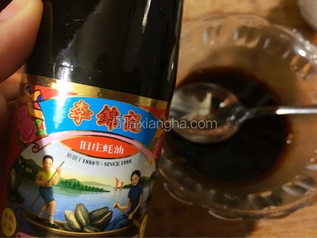 调一碗酱汁，酱油、蚝油、胡椒粉（酱油和蚝油本身有咸味，在这里我就没有放盐啦）