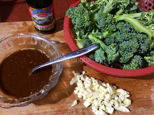 西兰花切成小块用盐水浸泡10分钟以上