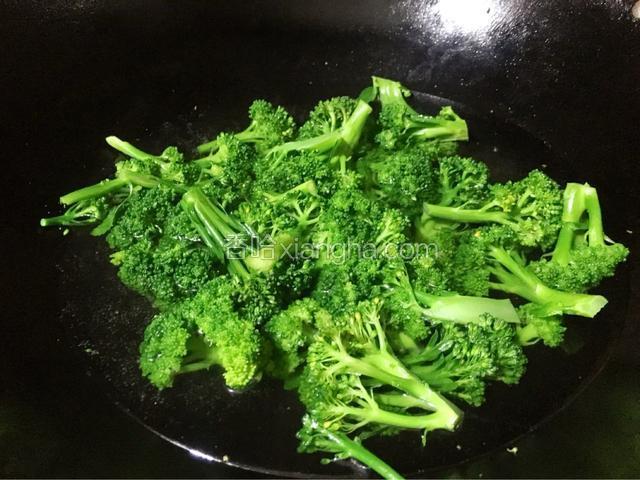 有放入西兰花滴入几滴油保持食物的翠绿