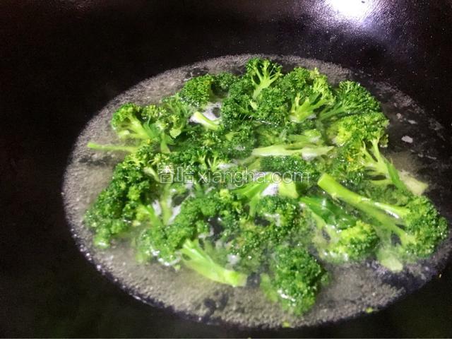 焯至西兰花断生