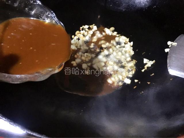 倒入调好的酱汁