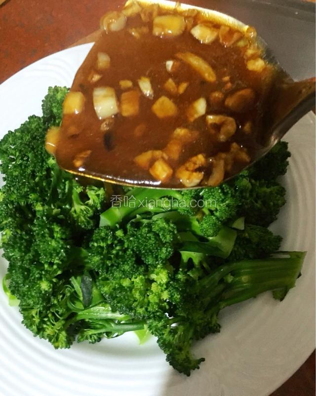 酱汁浇在西兰花上