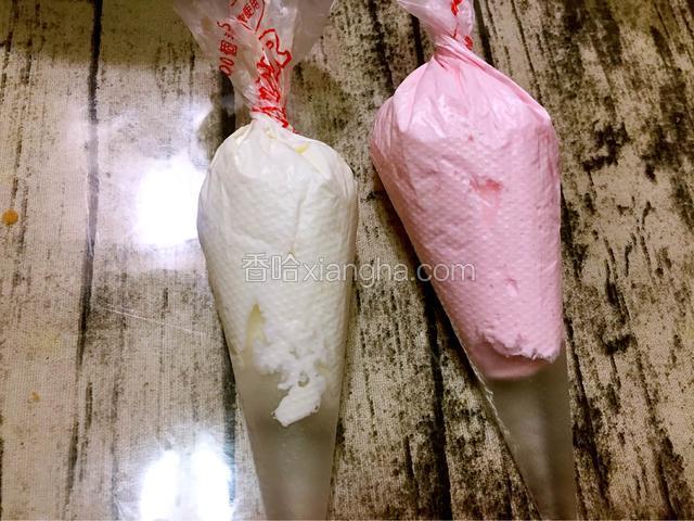 先取出适量的白色奶油备用（留着最后挤泡泡），剩下的加几滴粉色色素拌成粉红色的，装入裱花袋备用