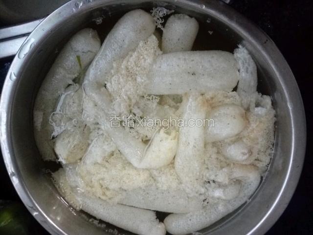 干竹笙用淡盐水浸泡半小时左右，去头尾备用。
