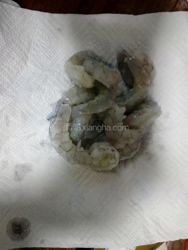 用厨房纸吸干水份备用。