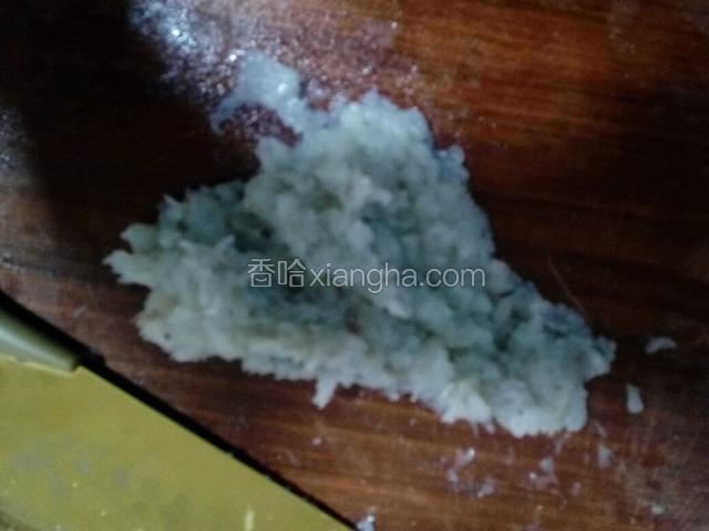 将虾仁连同老姜一起剁碎备用。