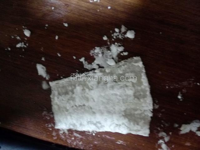 粘少许生粉于竹笙，将打好的虾胶酿入竹笙中。