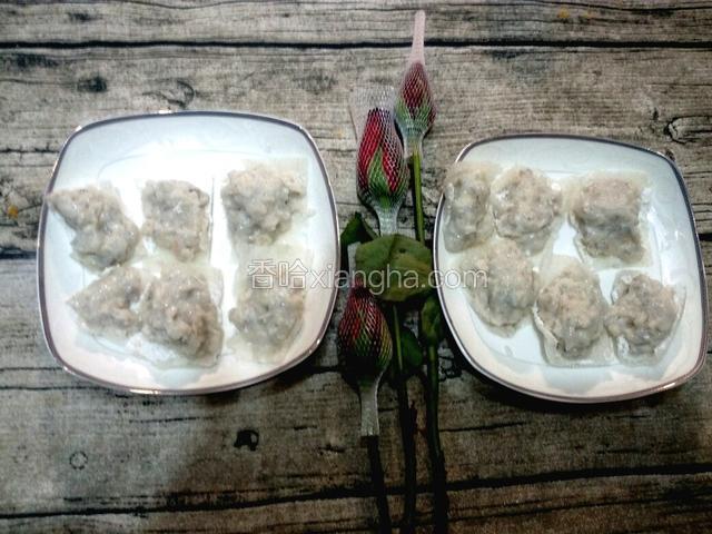 装盘隔水蒸10分钟，蒸好后用生粉勾芡，撒上葱花。