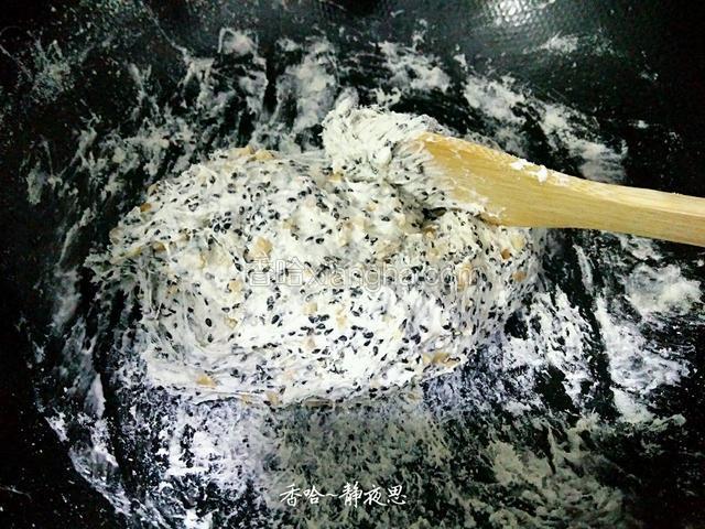 迅速用锅铲翻炒均匀（最好是用不沾锅，我家锅很沾）