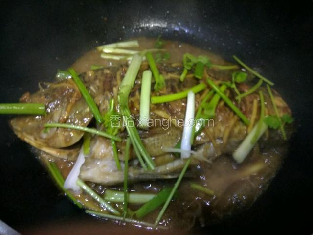 给葱段，香菜，关火出锅