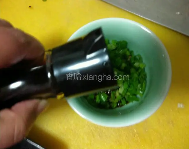把葱花，姜容，蒜蓉，李锦记天成一味酱油，橄榄油，盐，糖倒在小碗里