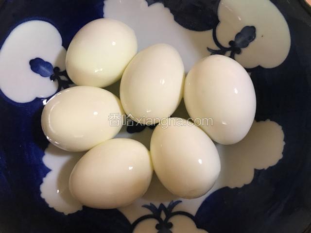 剥去鸡蛋壳。