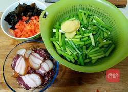 蒜苔炒腊肉的做法图解1