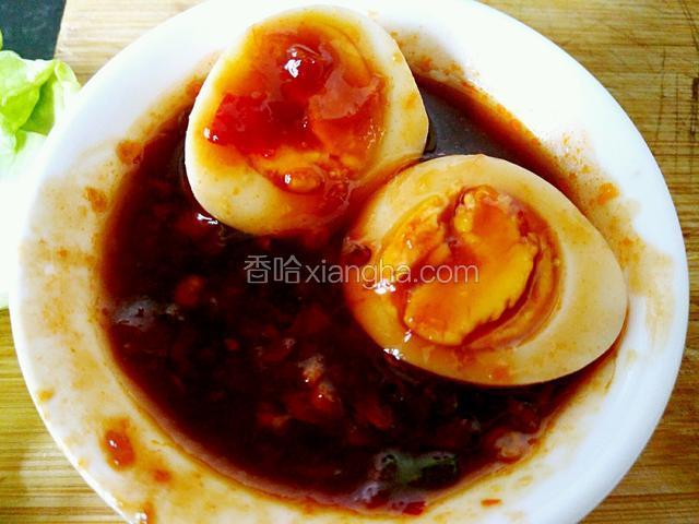 用筷子夹鹌鹑蛋沾满酱料，每一颗都蘸好