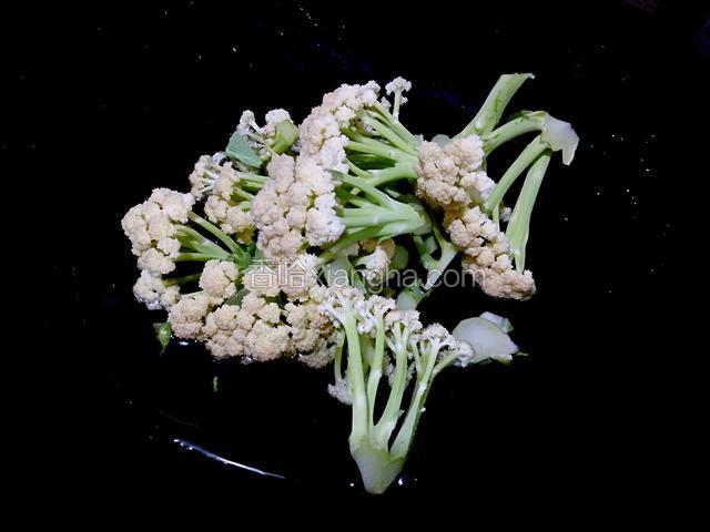 热锅加水加入花菜大火煮沸腾