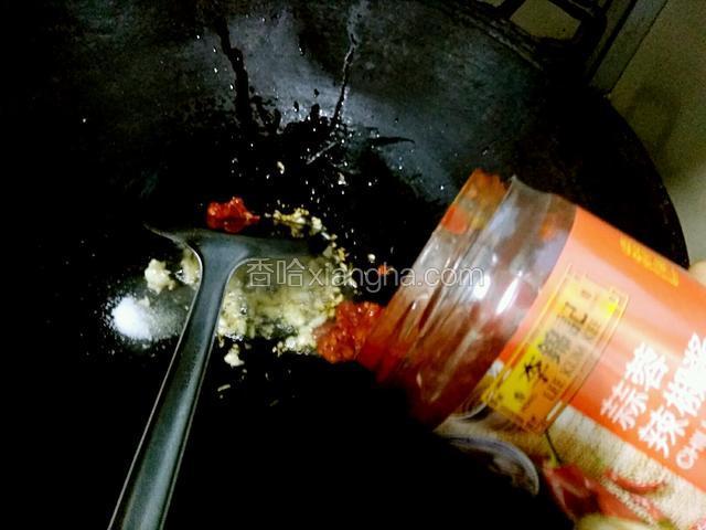 加入李锦记蒜蓉辣椒酱炒香出红油