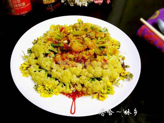 撒上葱碎拌匀倒入摆盘好的花菜上面即可