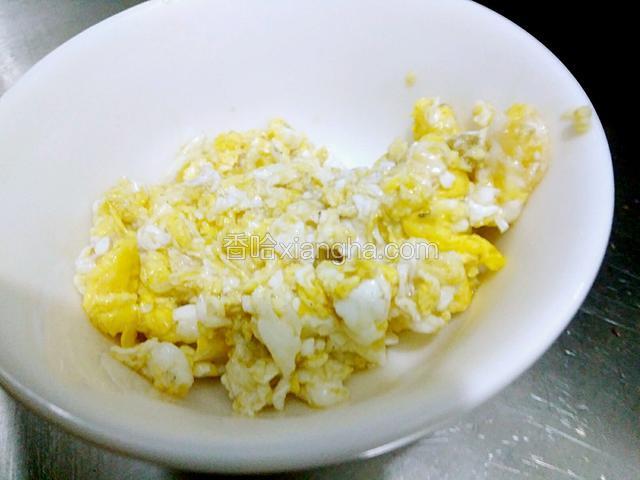 油温七成热加入鸡蛋炒散装碗里