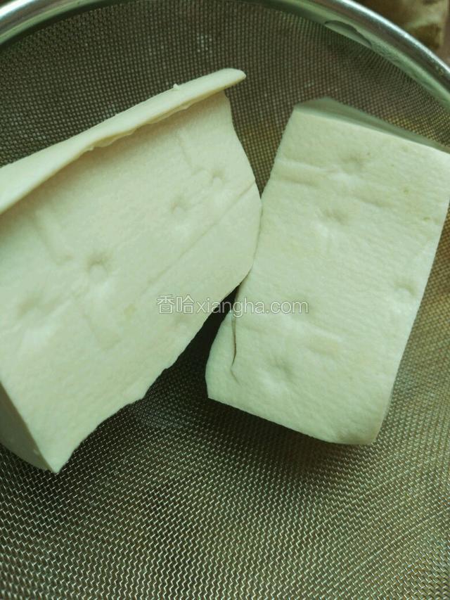将豆腐入锅焯水