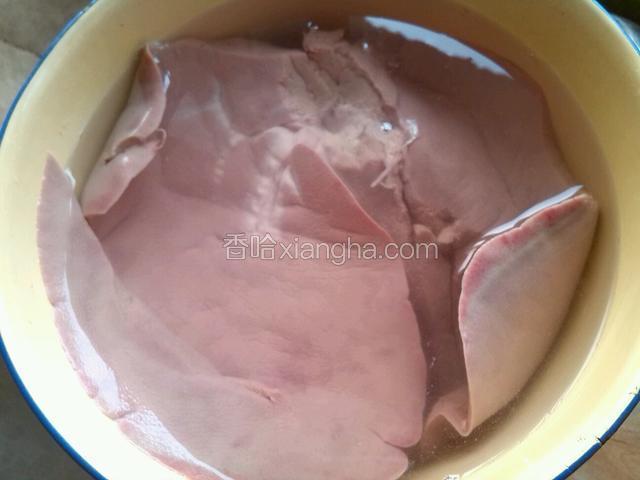 猪肝洗净用凉水泡出血水