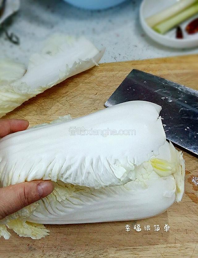 片大白菜叶的小技巧，从根部用刀划口，然后顺着纹路一片一片扒下就可以。