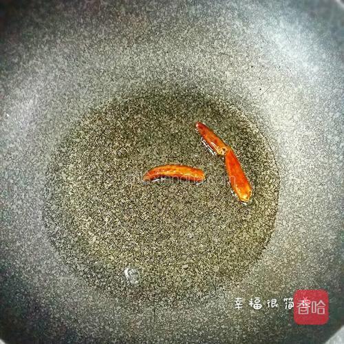 锅中倒入适量清油，先放入干辣椒煸一下。