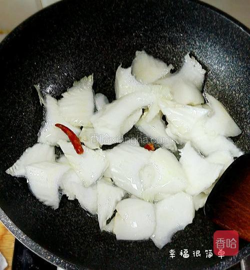 再倒入菜帮先煸炒。