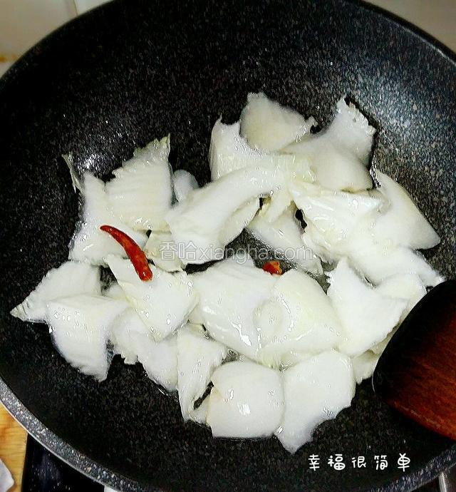 再倒入菜帮先煸炒。