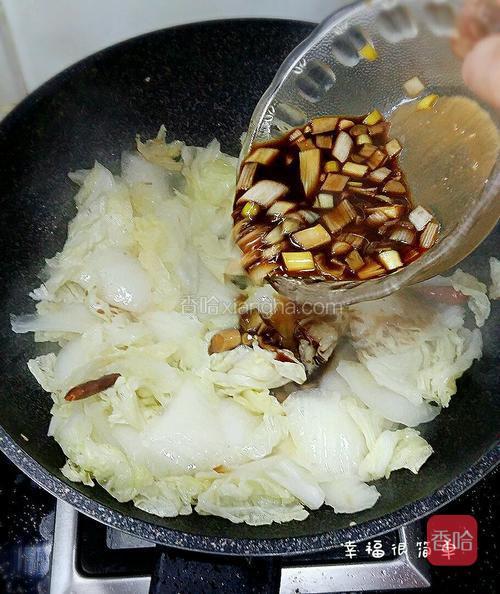 当锅中白菜断生时，用勺子搅动调味料，因为有玉米定粉容易沉淀，所以用勺子搅拌一下。一并倒入锅中。