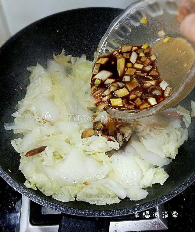 当锅中白菜断生时，用勺子搅动调味料，因为有玉米定粉容易沉淀，所以用勺子搅拌一下。一并倒入锅中。