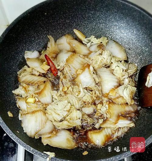 迅速的翻炒，让调味料和白菜很好地融合入味。