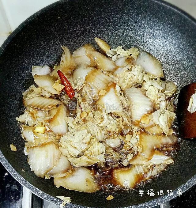 迅速的翻炒，让调味料和白菜很好地融合入味。