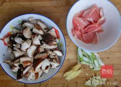 香菇炒肉的做法图解1