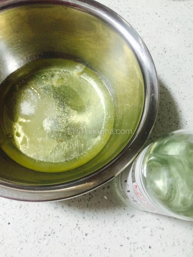 蛋白中加入白糖10g,白醋几滴,用打蛋器打发