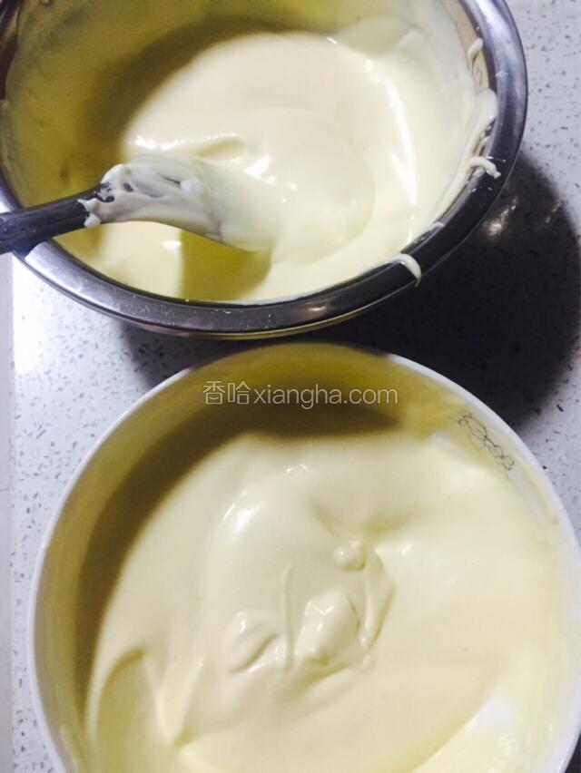 将蛋糕糊分成两份