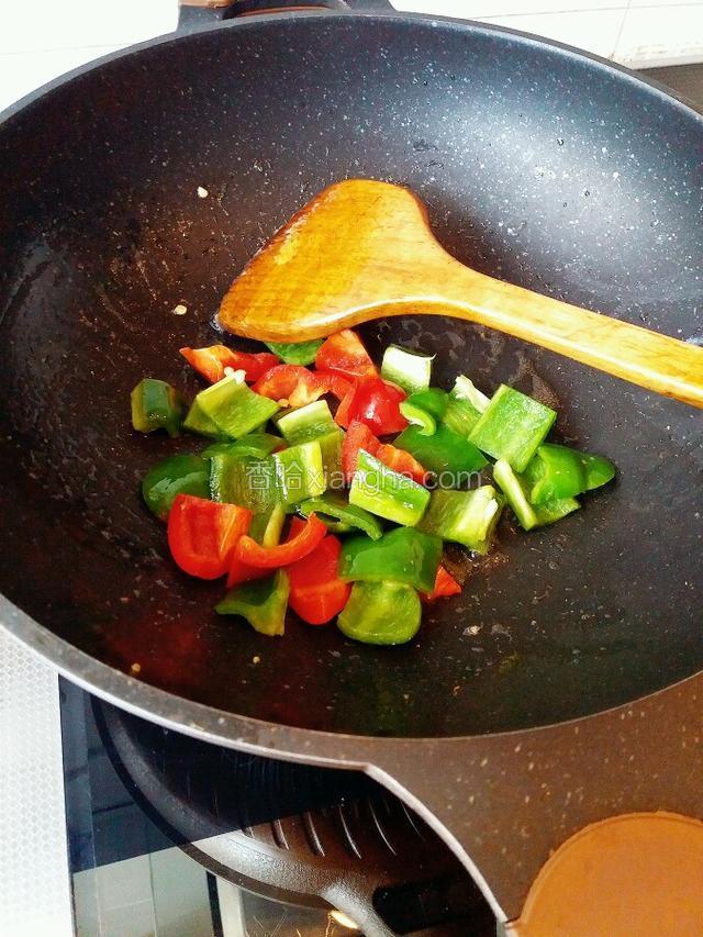 油热后放入青红椒