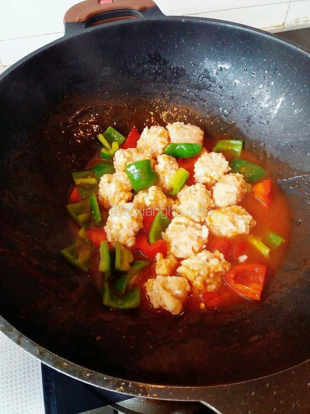 放入青红椒 虾丸翻炒