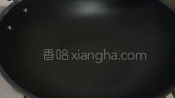 锅中倒入适量油烧热后放入葱姜蒜爆香