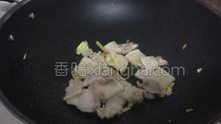 加入料酒、酱油翻炒至上色