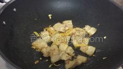 放入白菜翻炒至微软