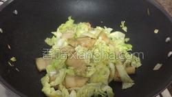 放入豆腐，倒入一碗清水