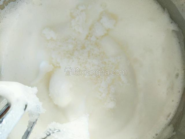 打发至出现纹路加入最后三分之一白糖改中档继续打发
