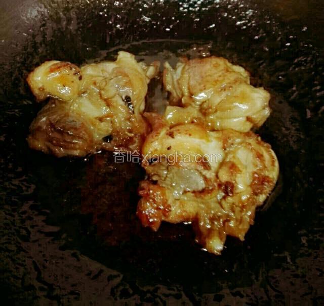 至汁浓时关火出锅。装饰上盘。