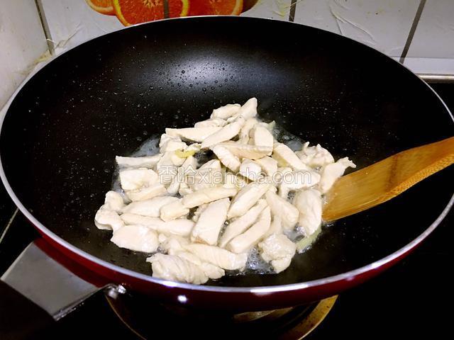 放入腌制后的鸡肉翻炒至变色。倒出来备用。