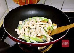 西芹核桃仁炒鸡胸的做法图解6